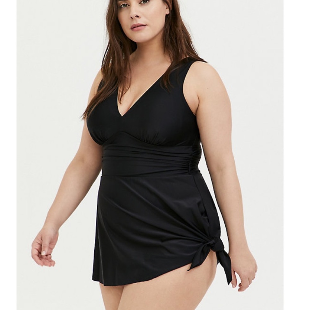 BLACK WIRELESS ASYMMETRICAL ONE-PIECE SWIM DRESS